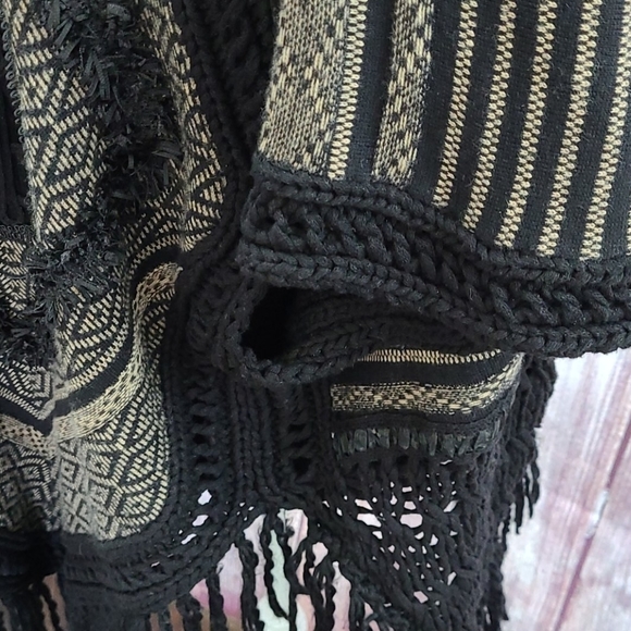 Gorgeous Woven Poncho with Lace Detail - Picture 5 of 5